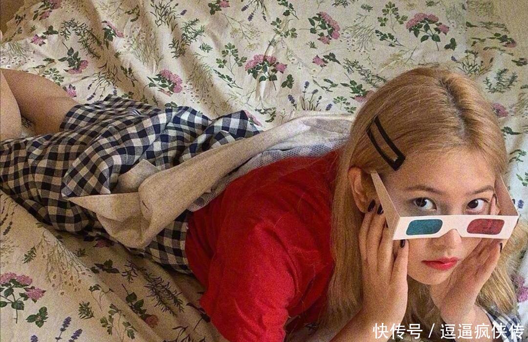  [满满]韩国女团成员旅行穿搭，甜美女孩Yeri的穿搭技巧，不仅显高还显瘦