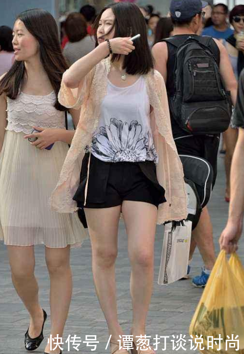 街拍： 搭配超短牛仔裤小姐姐的，身材匀称雪白大腿让她很自信!!