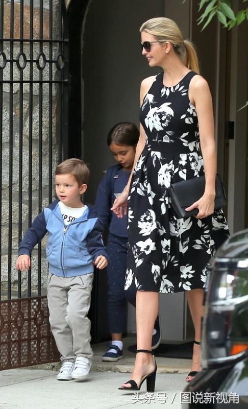 伊万卡换了风格，波点丝袜搭配黑连衣裙，无袖连衣裙凸显线条