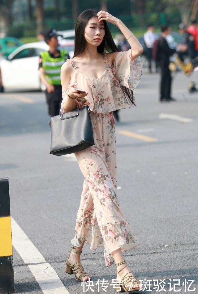 街拍：粉色装扮的美女满满的少女心，图六优雅小姐姐高跟鞋很漂亮