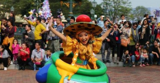 香港迪士尼乐园已成迪士尼乐园中最冷清的一个，米老鼠追着你合照