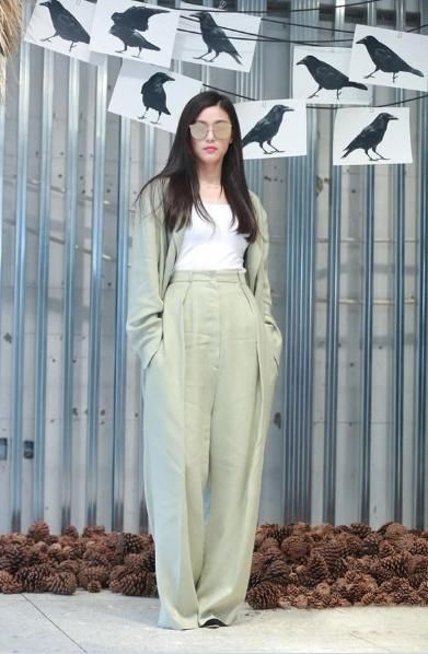 全智贤绿色阔腿裤超大，网友：很心机，身材胖了也看不出来！