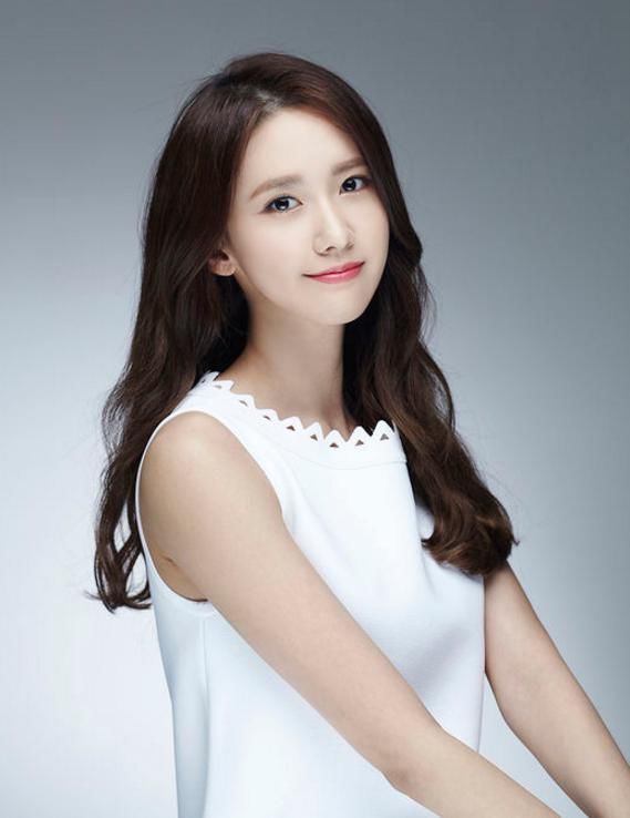 林允儿帅气现身机场!一件白T恤让她美成小仙女,下半身却辣眼睛