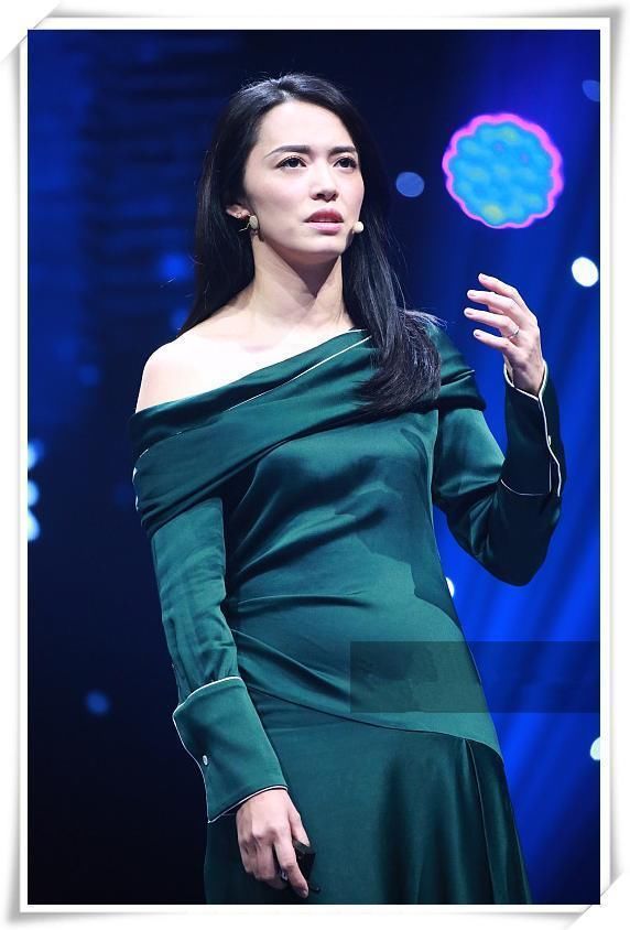 当何穗和姚晨同穿墨绿色露肩裙，网友:差距赶超买家秀和卖家秀!