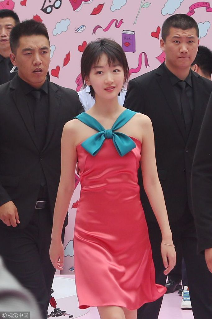 周冬雨不仅“红配绿”现身，还穿紧身裙秀身材，网友:她有18岁吗