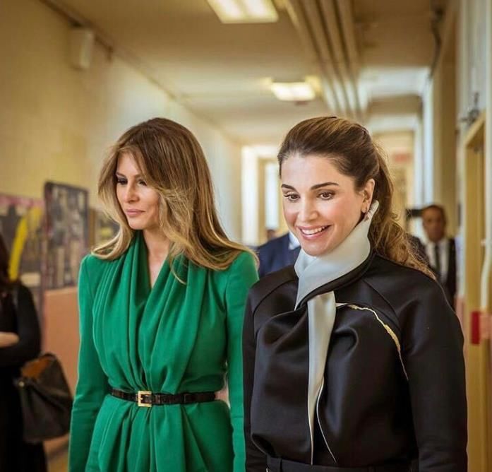 年龄相仿的第一夫人，同样是穿粉色系列的裙子但穿出了不同的韵味