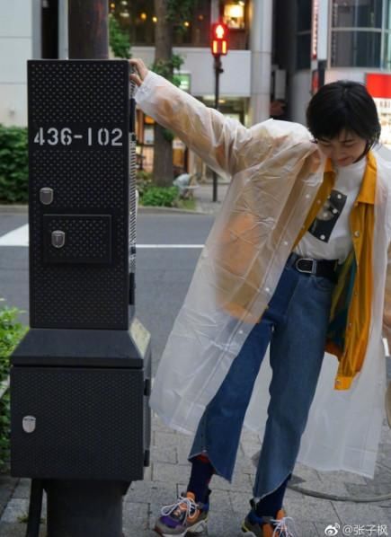 16岁张子枫穿高跟鞋出席活动，还是平常的穿搭比较顺眼!