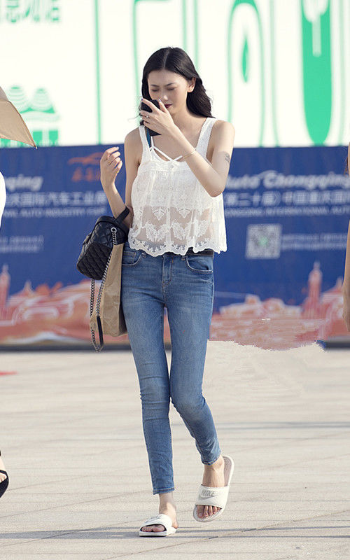 街拍路人，夏日的街头从都不缺时尚的元素，个个都是那么光鲜靓丽