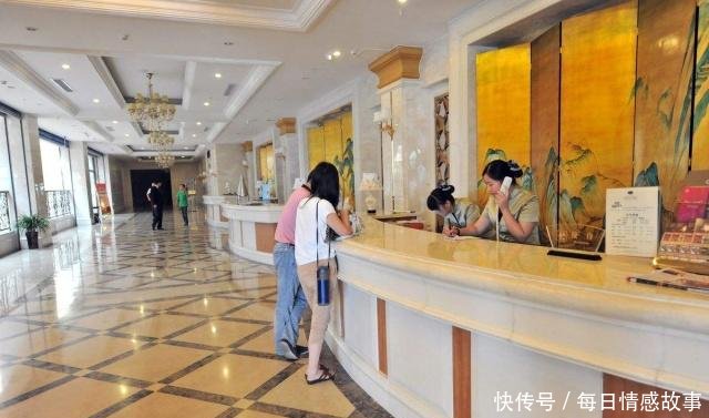 宾馆床头柜有很多一次性用品，别随便用！保洁阿姨好心说出实情