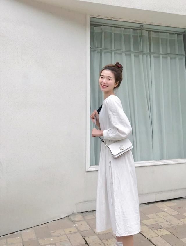  小裙子■初夏连衣裙要开始安排了，这样选择裙装，简单穿搭穿出好气质