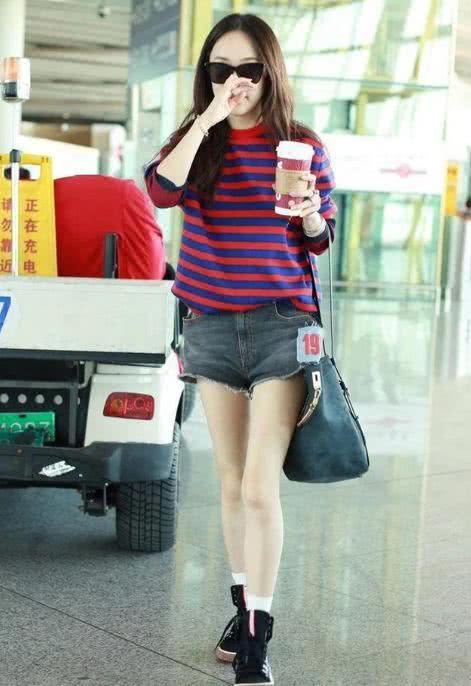 蒋欣穿直筒裤与辣妈霍思燕撞衫,居然一点儿没输!重回颜值巅峰