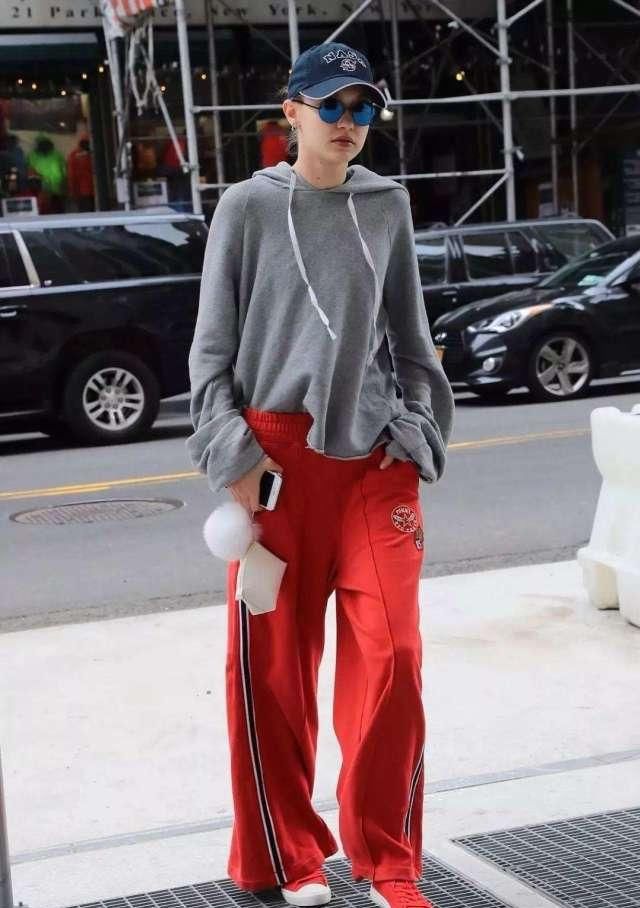 「王鸥」王鸥美出新高度,穿鹅黄卫衣塞半个衣角凹造型,依旧清新女神