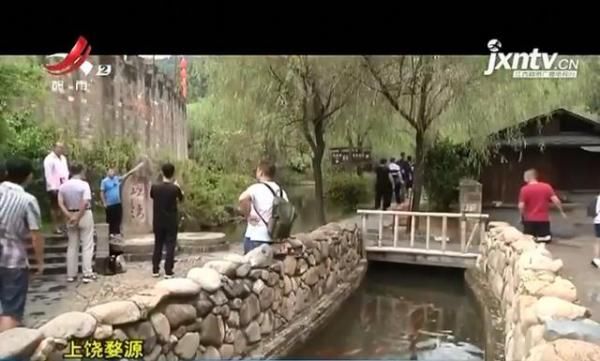 婺源：游客金镯掉湖中 工作人员打捞4天寻回 游客：真最美乡村