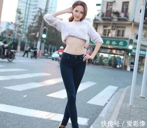  [紧身牛仔裤]街拍：修身连衣裙，更显女人味，这些小姐姐穿出了气场！