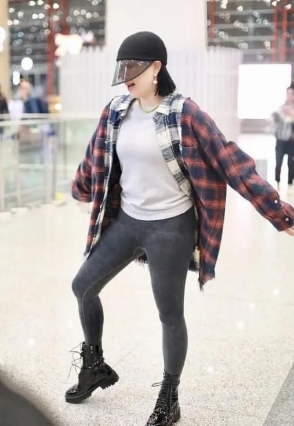 『时髦』钟丽缇又“作妖”，“束腰带”叠穿白色T恤走机场，意外时髦显瘦