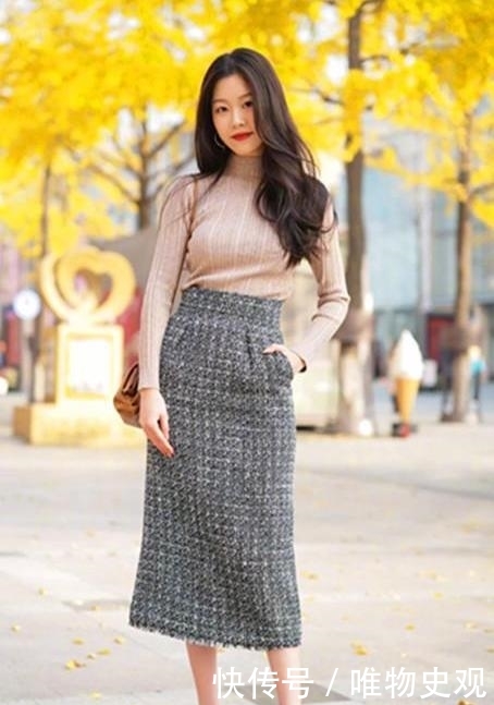  #气质#街拍：身材高挑的美女，一件长袖上衣配半身裙，优雅气质十足