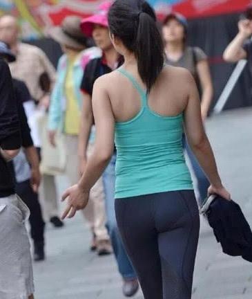 弹力打底裤配上粗跟凉鞋，彰显妹子高挑与俏丽！