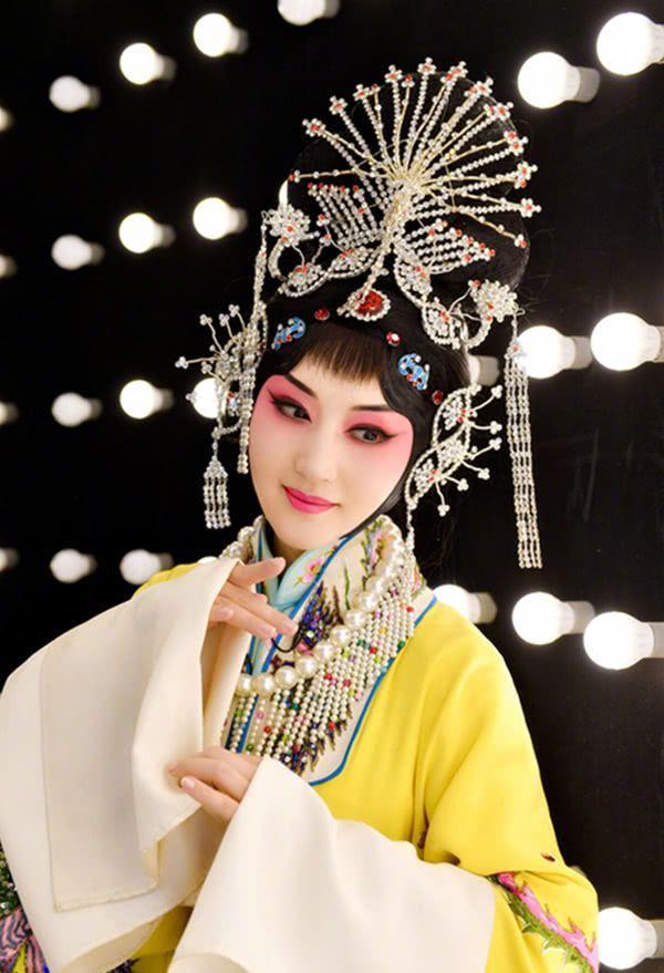 杨钰莹赤脚短裙晒美腿，似18少女，网友：腿粗也好意思晒？