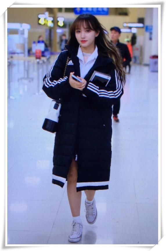 程潇穿紧身短裙现身，看完她的腿后尴尬了，网友：还是换回长裤吧