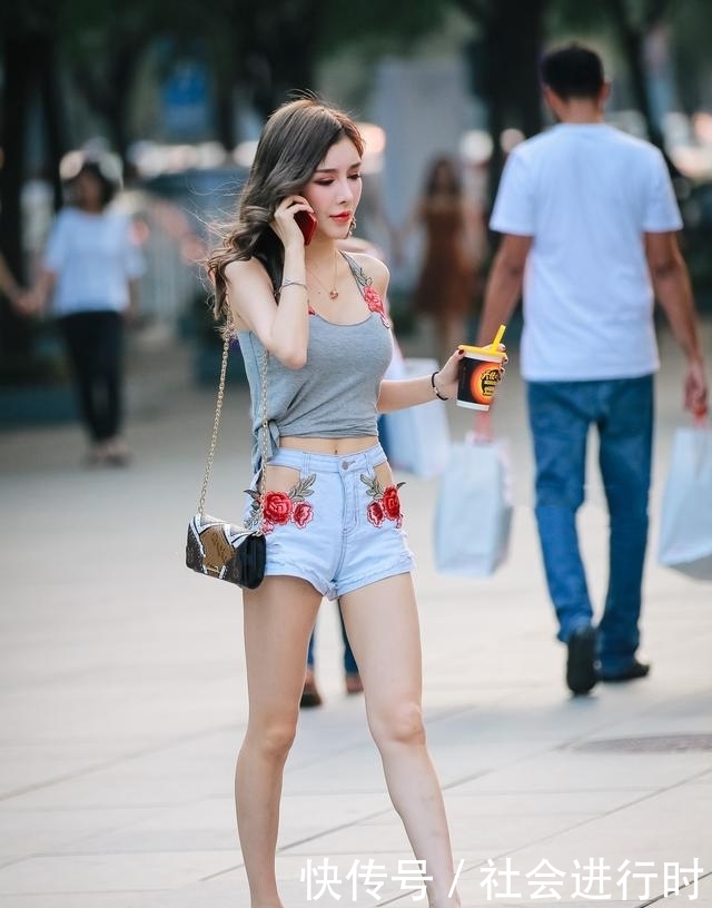  『搭配一双』长腿配美鞋最吸睛！一个会穿又会拍的潮人，首先你要有一双高跟鞋
