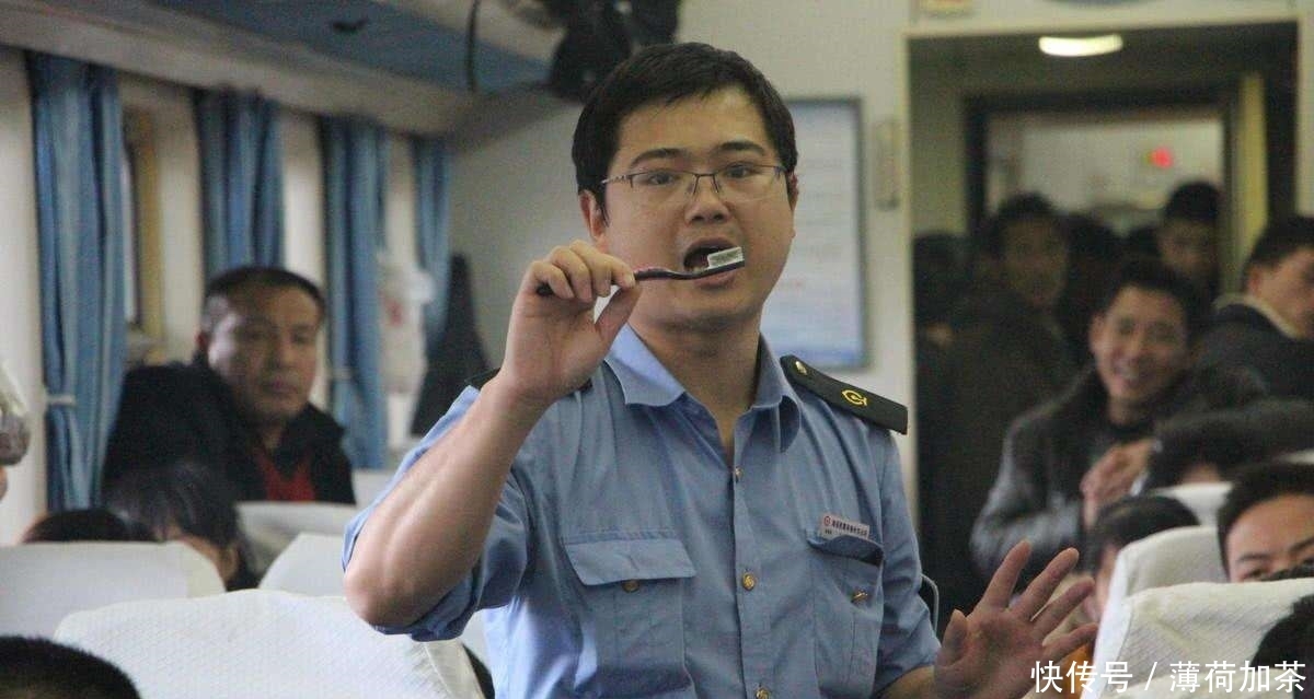 火车上卖东西的是列车员吗？得知真实身份后，网友：火车都白坐了
