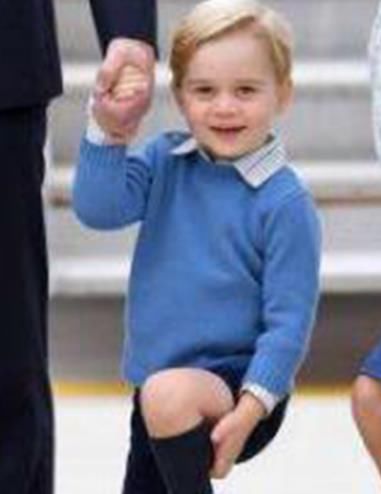 英国“乔治小王子”的绅士装扮，不管多冷的天都是露腿穿短裤!