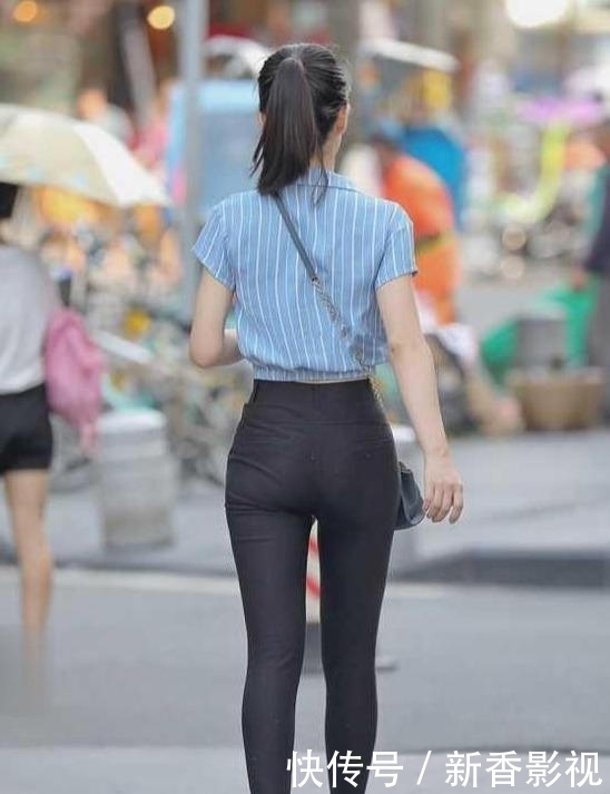 『条纹』穿衣搭配是一件蓝色的条纹衬衫搭配着一条黑色的牛仔裤