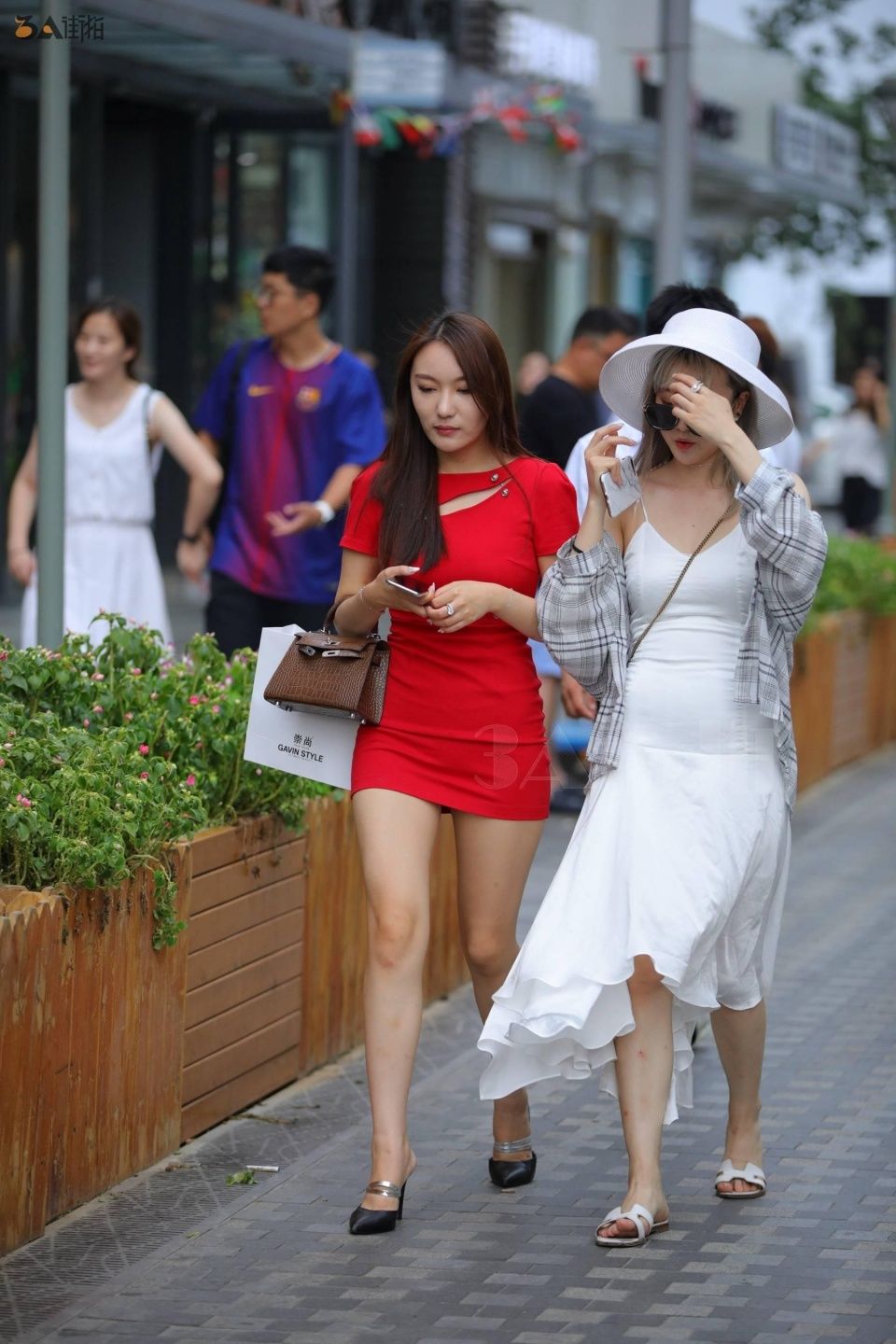 两位小姐姐穿着打扮好时尚，有没有被小姐姐的翘臀迷倒啊？