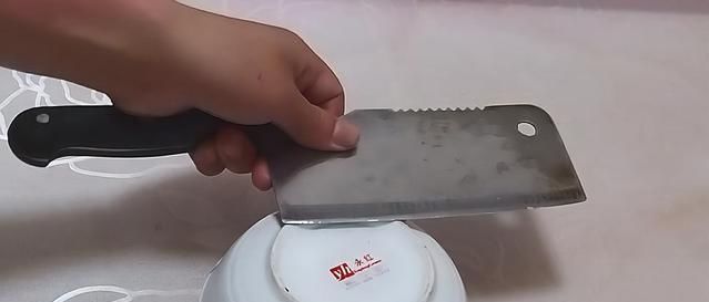 摩擦@菜刀变钝怎么办用磨石磨太伤刀口，教你一招，马上变锋利