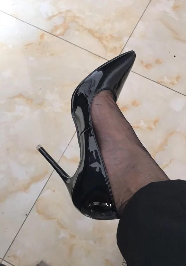 弧度优美的尖头细高跟，上脚毫无累赘感