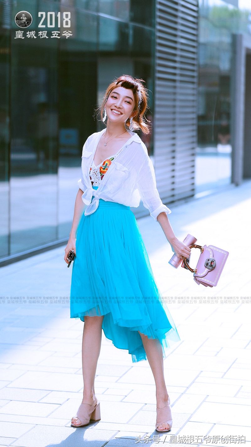 街拍:炎热的夏天女人穿衣就是应该多姿多彩的