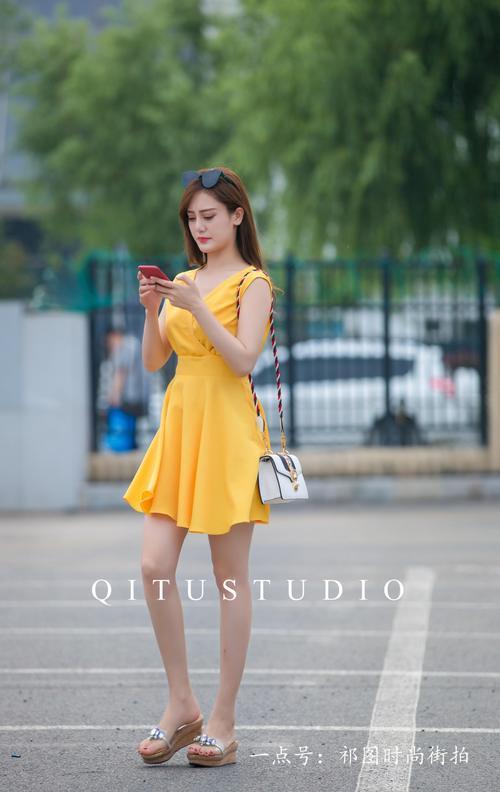 长春街拍：时尚清纯的小姐姐，苗条多姿的身材引人 关注。