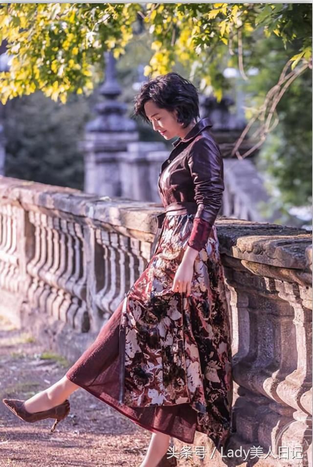 朱茵近态丰腴，一袭半身裙重回当年风韵，网友:周星驰会后悔吗?