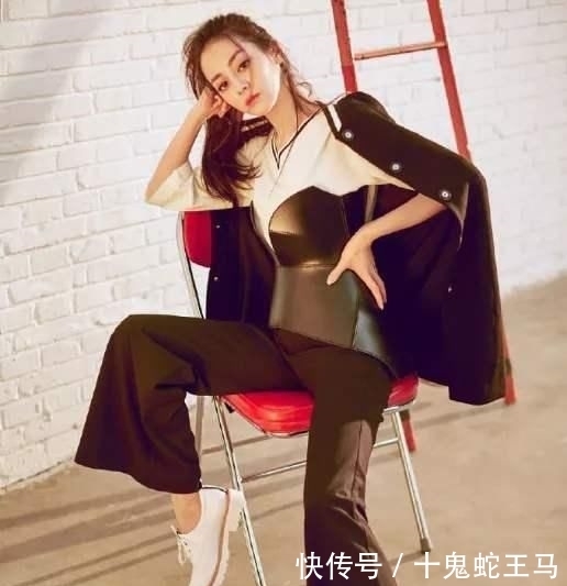 『迪丽』只是一张机场照，迪丽热巴就展现完美身材，好身材是这样来的