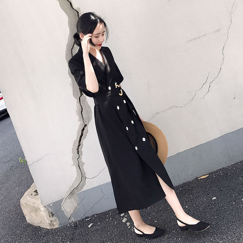 “小黑”裙与高跟鞋是女人美丽的武器，女人穿的出彩方能自信