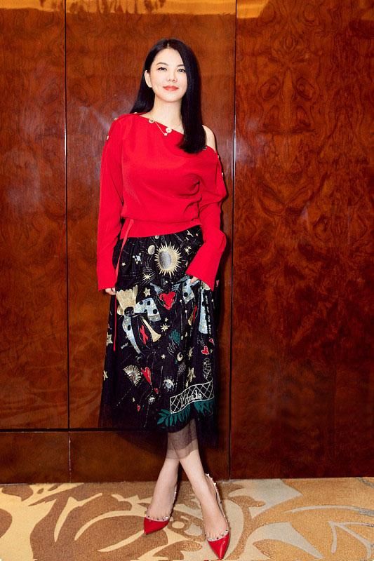 李湘又瘦了？斜肩红衣配纱裙，坐沙发上泄露秘密，网友：沙发太软