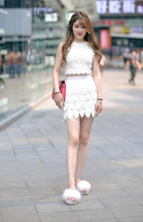 街拍：长相俊美身材完美的小姐姐，光鲜白皙高挑苗条很有气质！