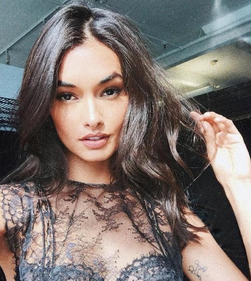 还记得那个扶起奚梦瑶的巴西维密天使么 人美心善