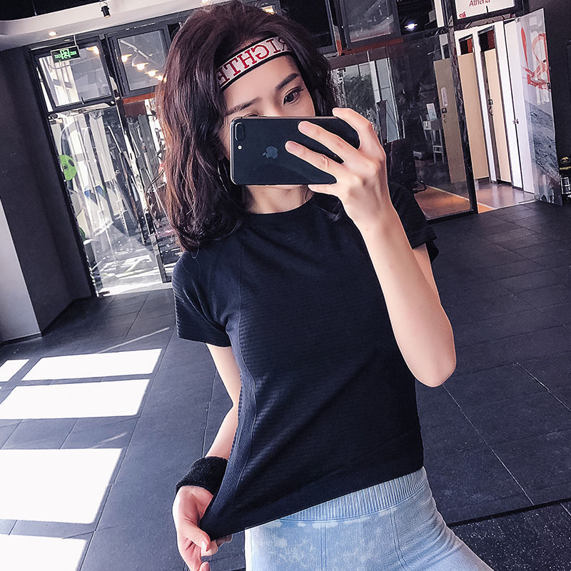 去健身房，健身瑜伽这样穿，方便健身还凸显身材，运动起来超有型