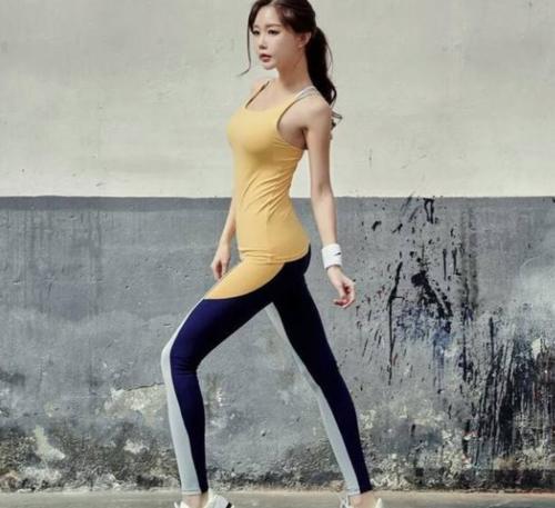 穿牛仔裤的美女，小姐姐有独特魅力，这样的身材更有美感！