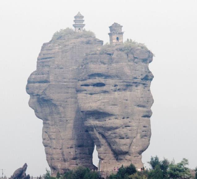 河北山峰上的神秘古塔，至今仍无法解释