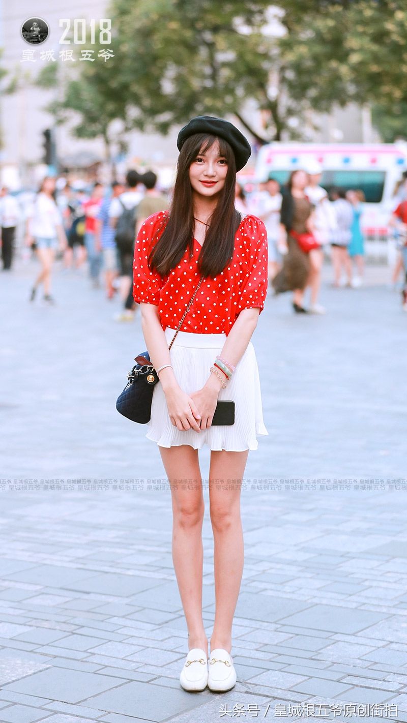 街拍:时尚街区三里屯，每天都有很多美女来此休闲逛街