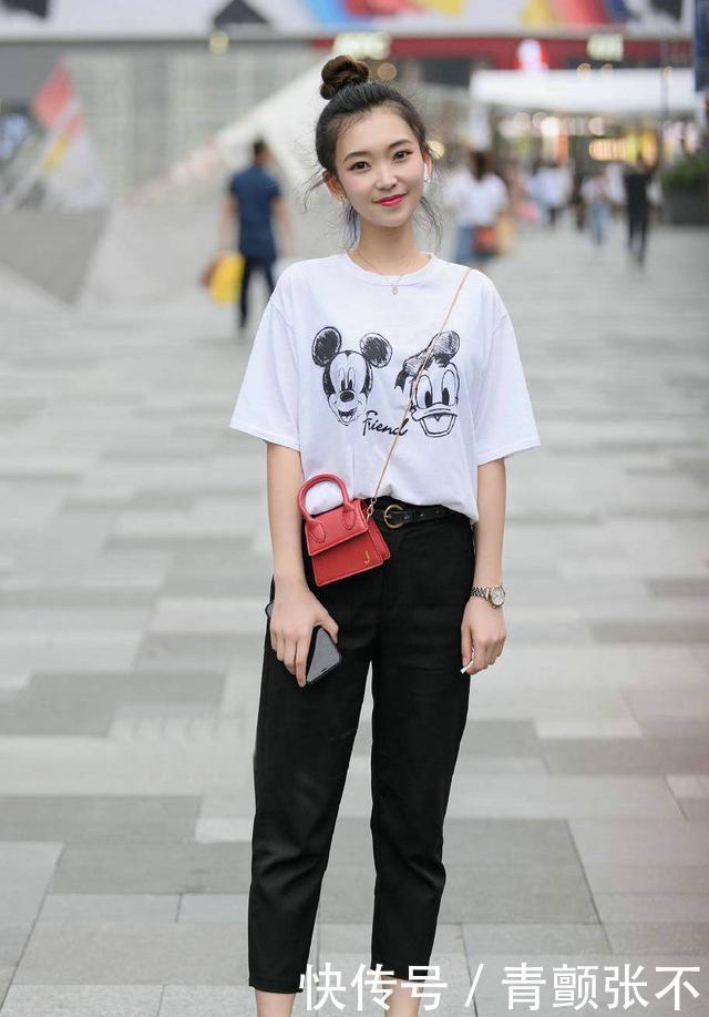 #衬托出#美女牛仔裤搭配一双高跟鞋,衬托出自己更加迷人的气质