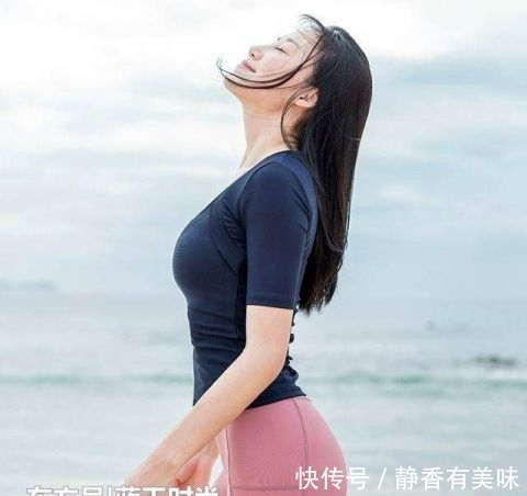 『轻松』街拍:打底裤轻松穿出青春活力,凸显美女迷人身姿,更加光彩夺目