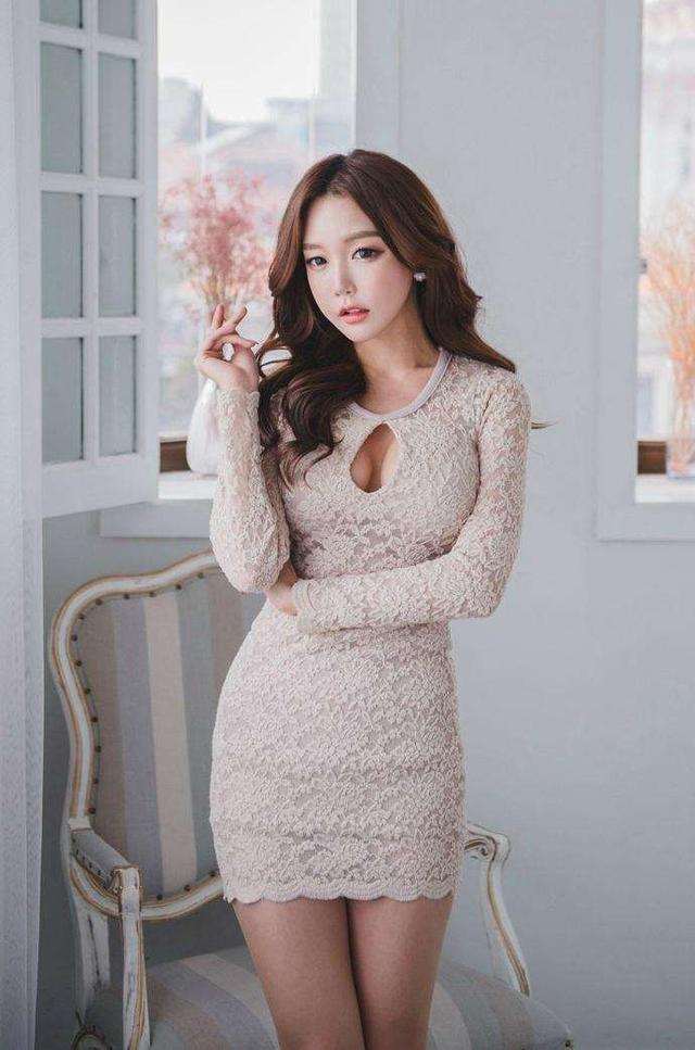 街拍：20多岁的成熟美人包臀裙，孙允珠高开叉演绎高冷风!