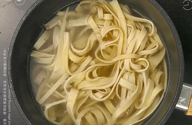  「营养」鲜香麻辣的凉拌豆皮，营养低脂，好吃下饭，相当简单的居家美食