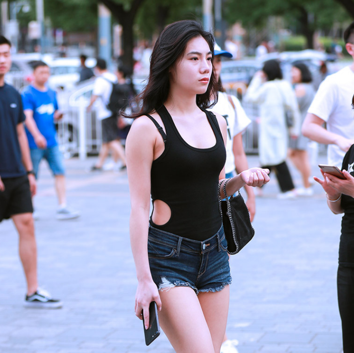 穿着紧身牛仔裤的美女，气质甜美又不失性感，打造女人姣好身段！