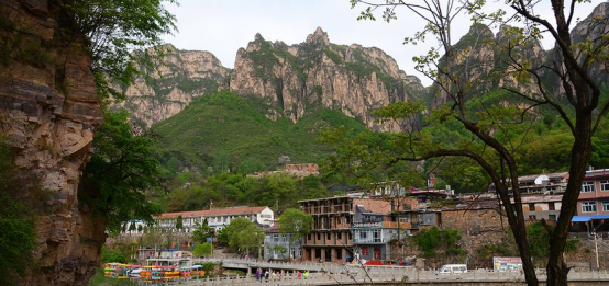 中国“与世隔绝”的村庄：进村需爬两千台阶，房屋建在悬崖边上！