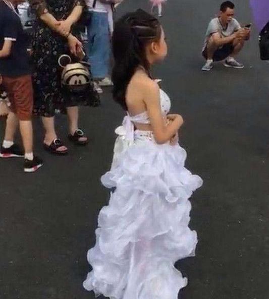 六岁女孩就当起了伴娘，化妆之后美艳，网友怒斥：像什么样子