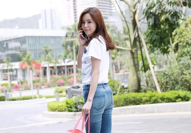 清纯可爱的牛仔裤美女，非常有魅力，回头率十足